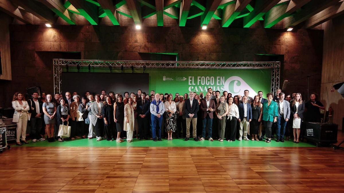 Foto de familia con las autoridades y representantes del sector audiovisual canario durante la conmemoración.