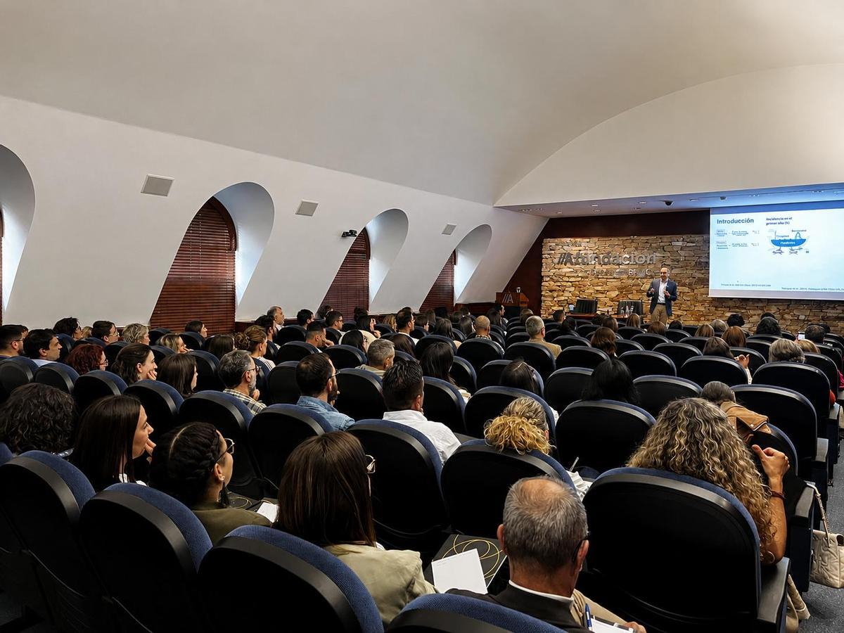 El doctor, durante su charla, en el Seminario Salud Visual organizado por Villoria.