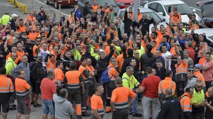 LAS PALMAS DE GRAN CANARIA A 14/06/2017. Asamblea de trabajadores de la Estiba en el Puerto de la Luz y Las Palmas. FOTO: J.PÉREZ CURBELO