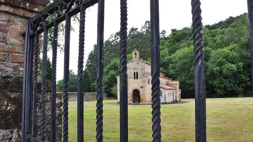 El Conventín de Valdediós, visto tras la reja de la entrada.