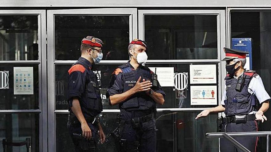 Els Mossos protegint els jutjats de Girona en una foto d&#039;arxiu