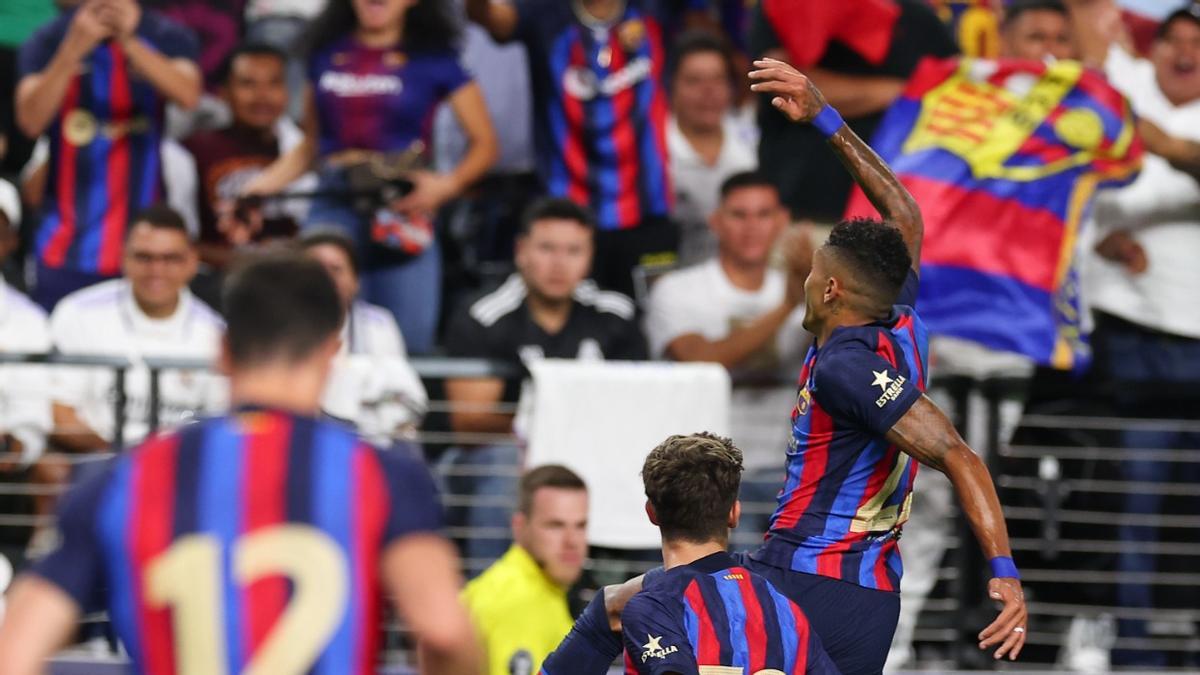 Raphinha celebra su golazo al Madrid ante la afición culé