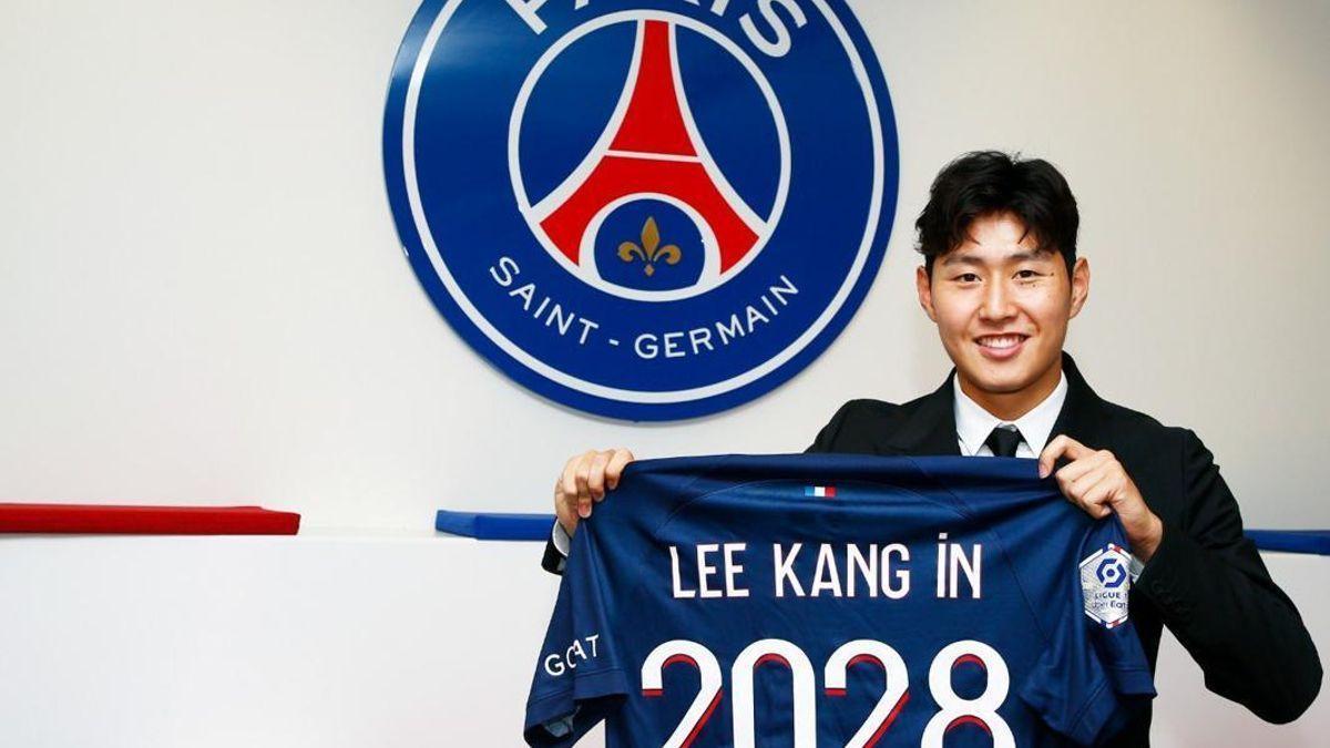 Kangin ya posa con la camiseta del PSG.