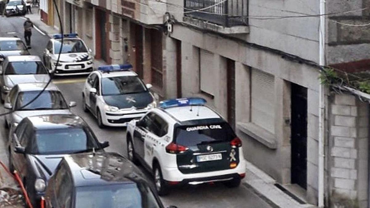 Un despliegue de medios ante la antigua residencia con motivo de una pelea . |   //  FDV