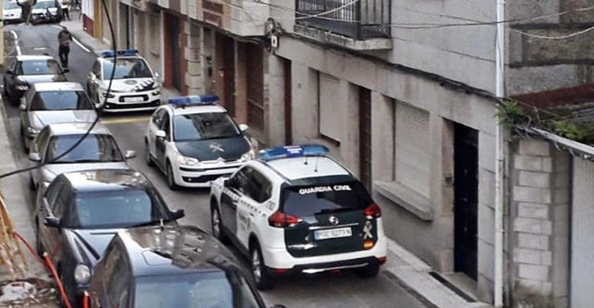 Un despliegue de medios ante la antigua residencia con motivo de una pelea . |   //  FDV