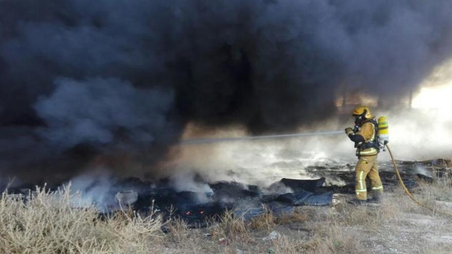 Los bomberos sofocan un incendio en un vertedero ilegal de neumáticos