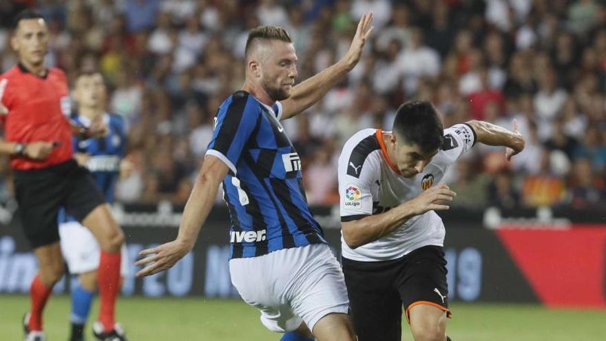 Carlos Soler se marcha de Skriniar en una acción del partido de anoche en Mestalla.