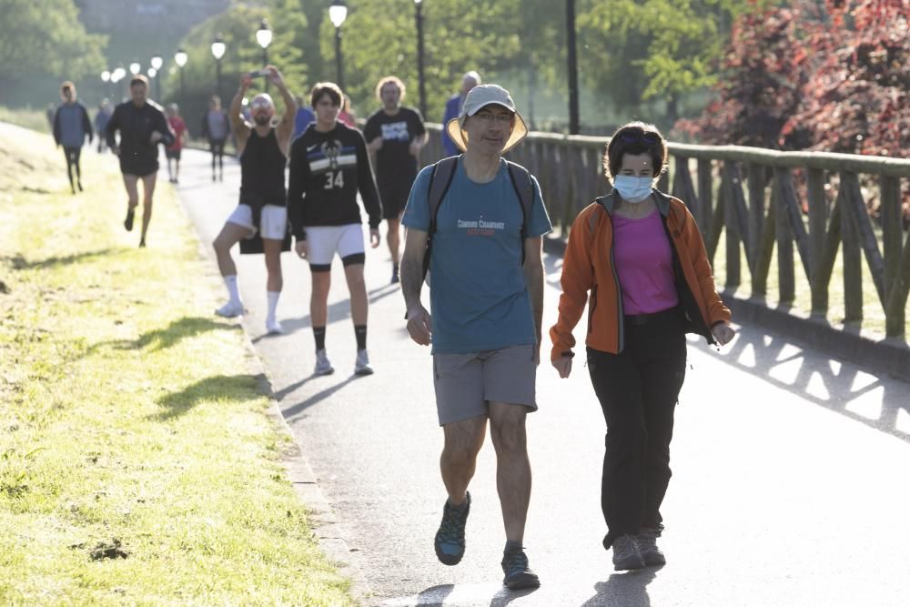 Oviedo en el primer día para poder salir a pasear y a hacer deporte por tramos horarios en Asturias.