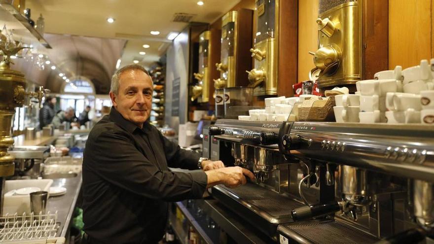 Maxi, alma de La Mallorquina de Oviedo, se jubila tras cuatro décadas en la barra: "Echaré de menos la charlas con los clientes"