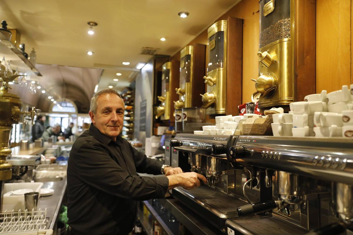 Maximino Huete sirviendo un café en La Mallorquina.