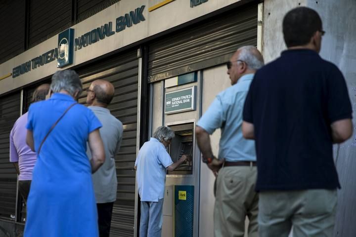 Los griegos sacan dinero en los cajeros ante la posible suspensión del suministro de capitales a las entidades bancarias