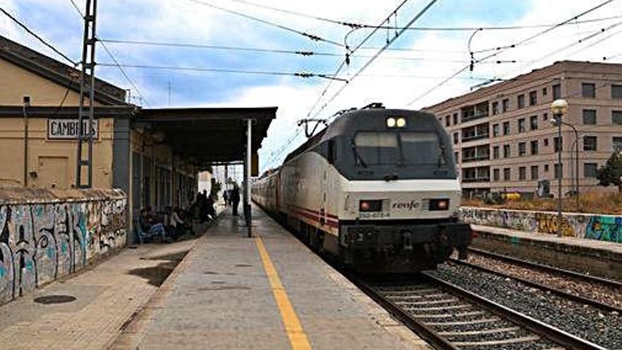 Un tren circula amb normalitat per l&#039;estació de Cambrils.