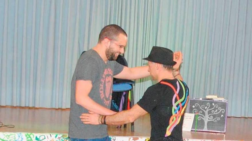 Javier García baila con Iván Suárez Parades.