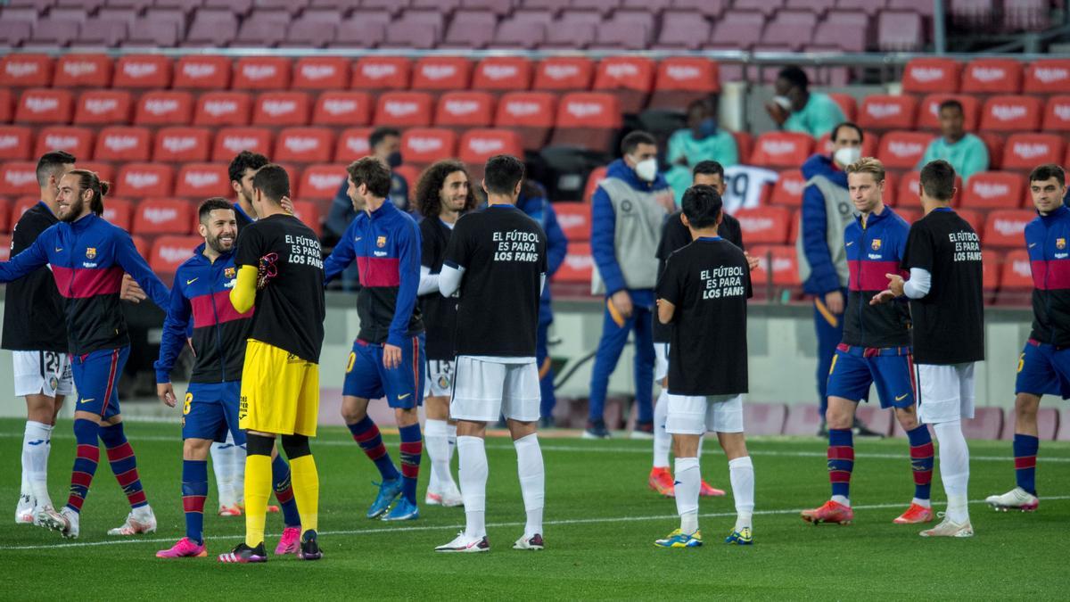 Los jugadores del Getafe hacen el pasillo de campeón al Barça.