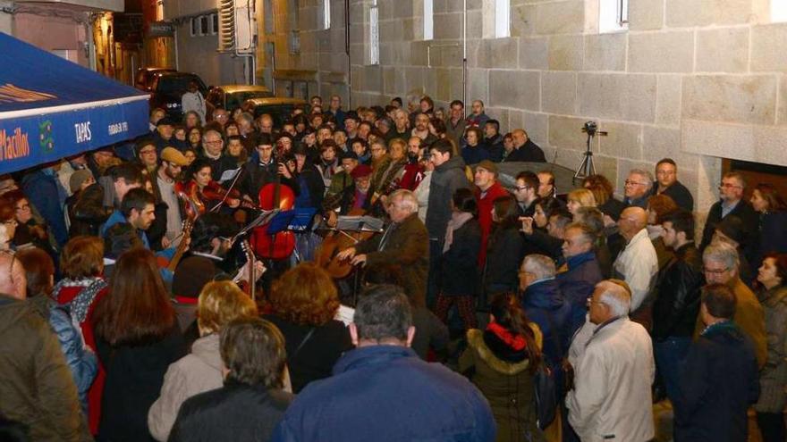 El Coro San José, que dirige Tucho Perete cantó esta madrugada a las Pepas y Pepes. // Gonzalo N.