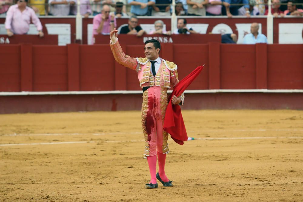 Las imágenes de la tercera corrida de abono de la feria taurina de Málaga en La Malagueta.