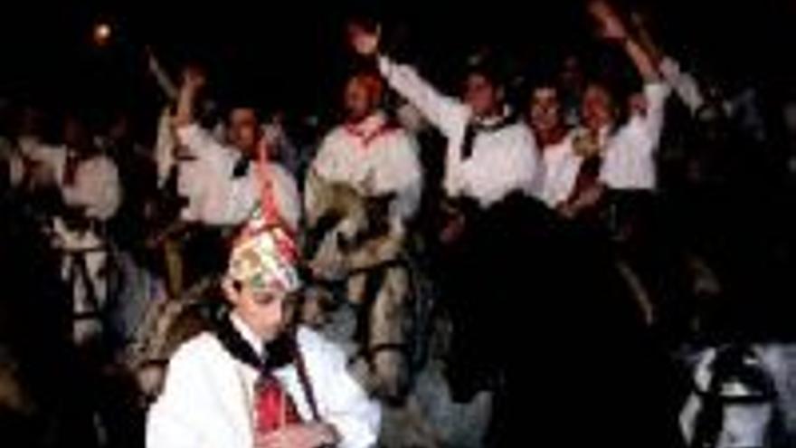 Más de mil jinetes disfrutaron con la Encamisá de San Antón