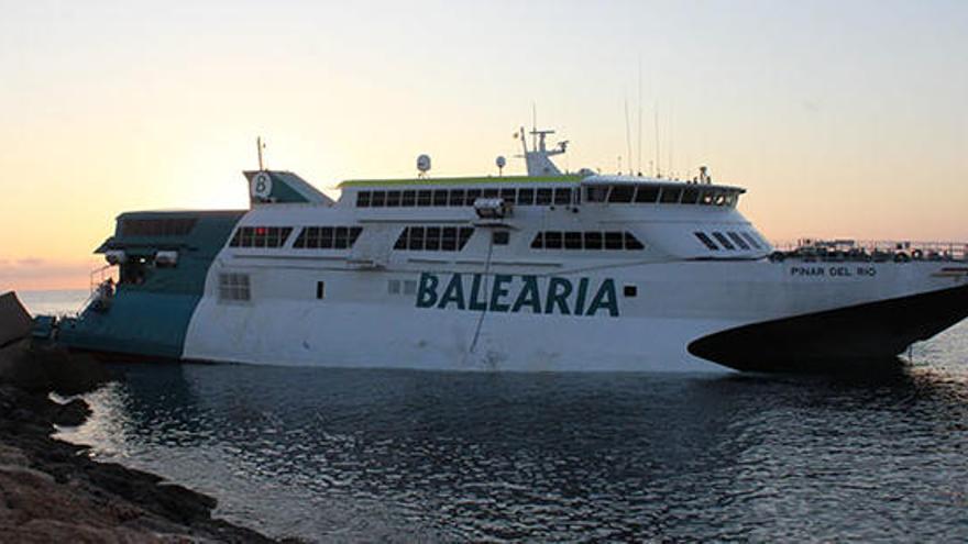 El ferry Pinar del Río a primera hora de la mañana del sábado encallado en la escollera norte del puerto de Dénia.