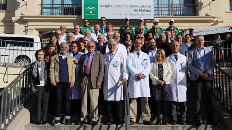 En la imagen, parte del equipo que estuvo en aquella intervención y el actual, junto a algunos donantes y pacientes.