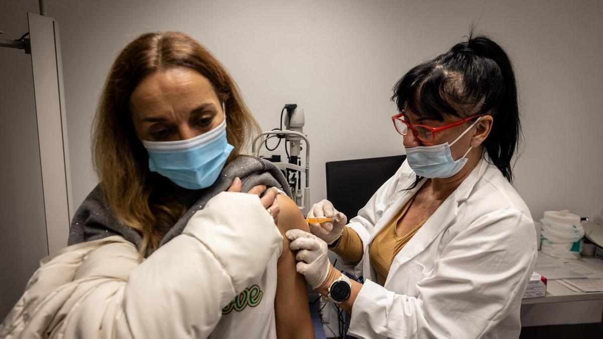 Segunda jornada de vacunación de la gripe sin cita previa en el hospital Provincial de Zaragoza, este sábado.