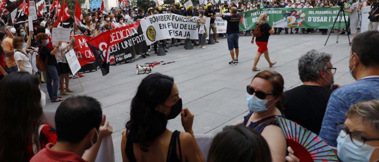 Protesta de personal interino frente al Palau de la Generalitat. | INFORMACIÓN