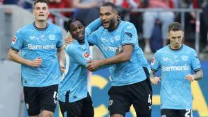 Los jugadores del Leverkusen celebran uno de los goles.