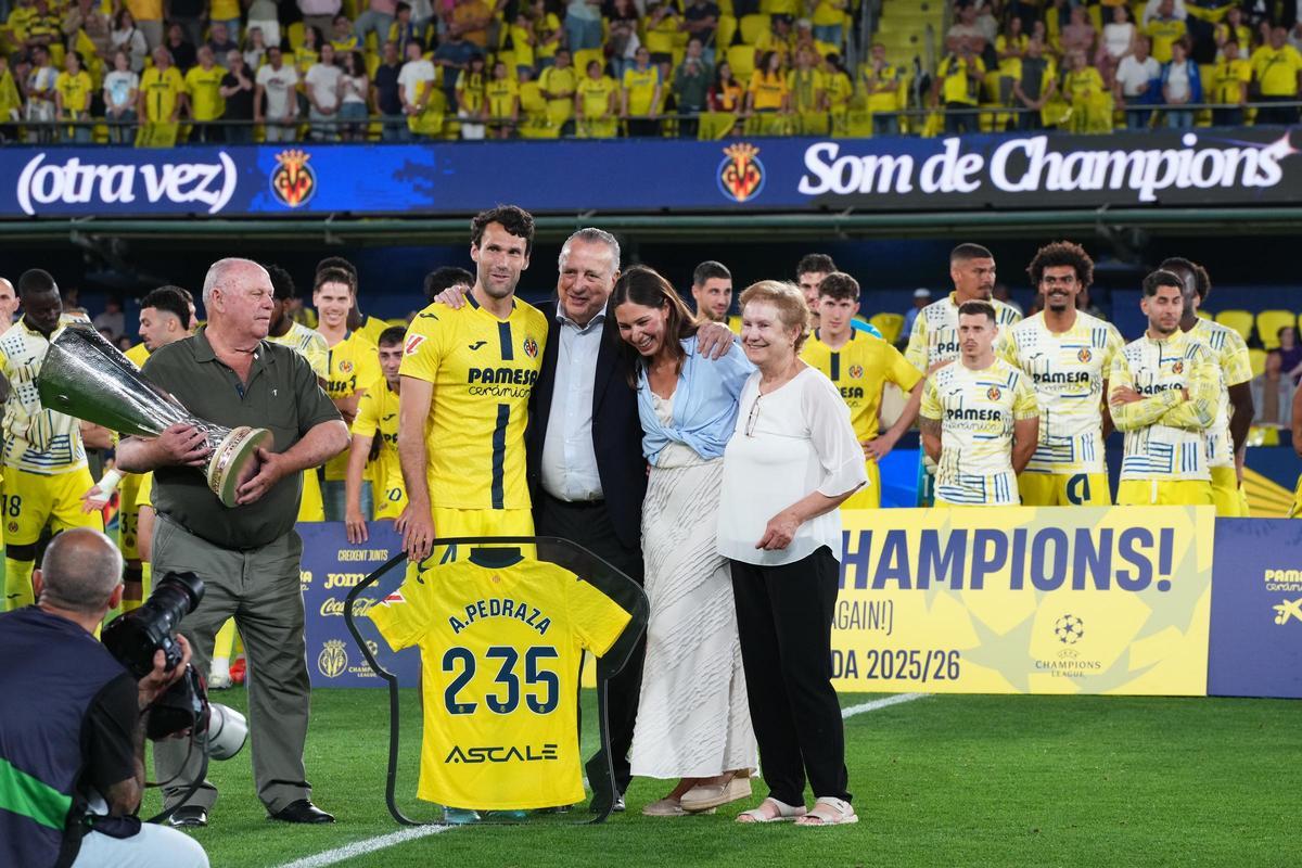 El Villarreal ha celebrado la 3ª posición, la clasificación para la Champions y ha homenajeado a Alfonso Pedraza en la última jornada de LaLiga.