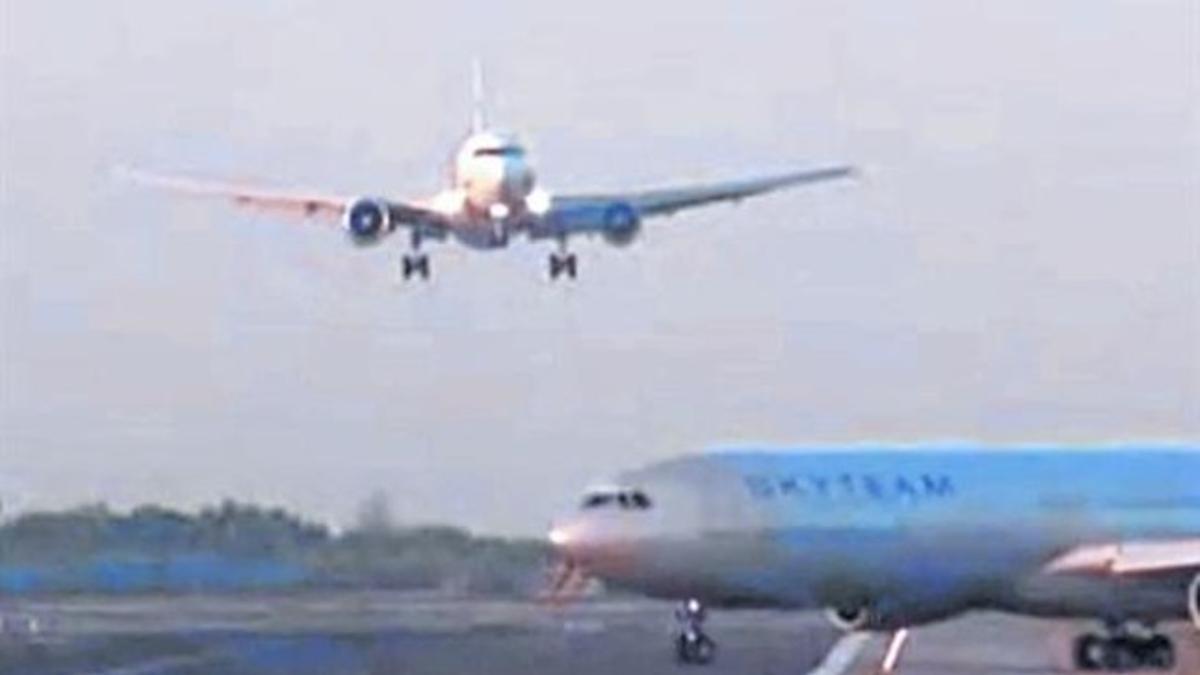 MANIOBRA FRUSTRADA 3 En la foto superior se observa cómo el avión de Utair se dispone a tomar tierra cuando otro aparato irrumpe en la pista para cruzarla. En la siguiente imagen, el primer avión aborta el aterrizaje.