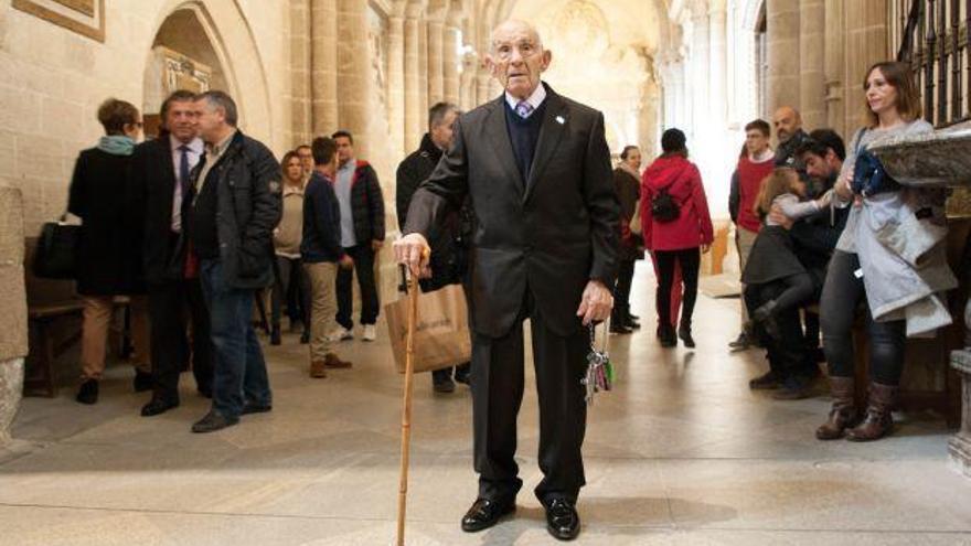 Miguel López Fernández con su manojo de llaves en los pasillos de la Catedral de Zamora.