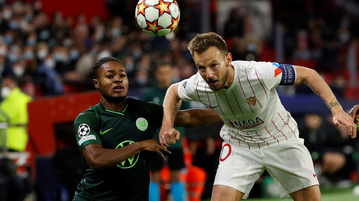 Rakitic juega el balón de cabeza en un momento del Sevilla-Wolfsburgo.