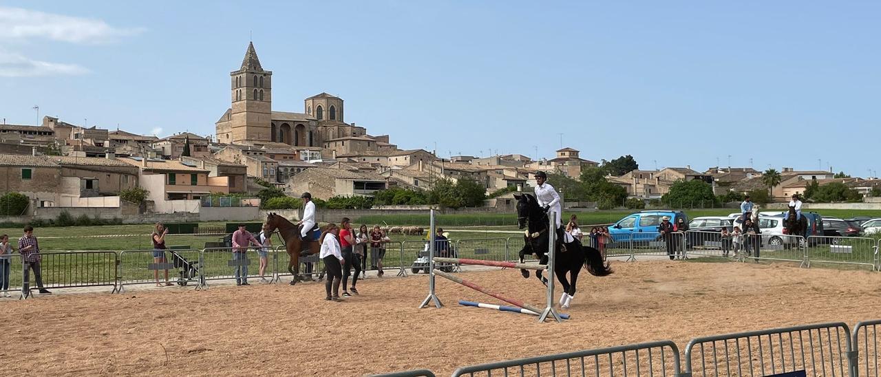 Exhibició dels cavallistes de Sineu en el marc de la Fira.