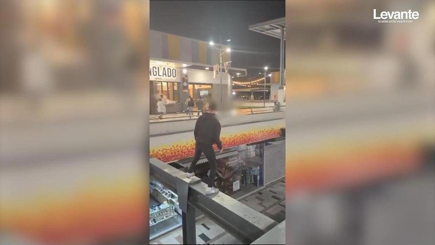 Los jóvenes imprudentes que se han grabado cruzando unas vigas a gran altura en el centro comercial de Xàtiva