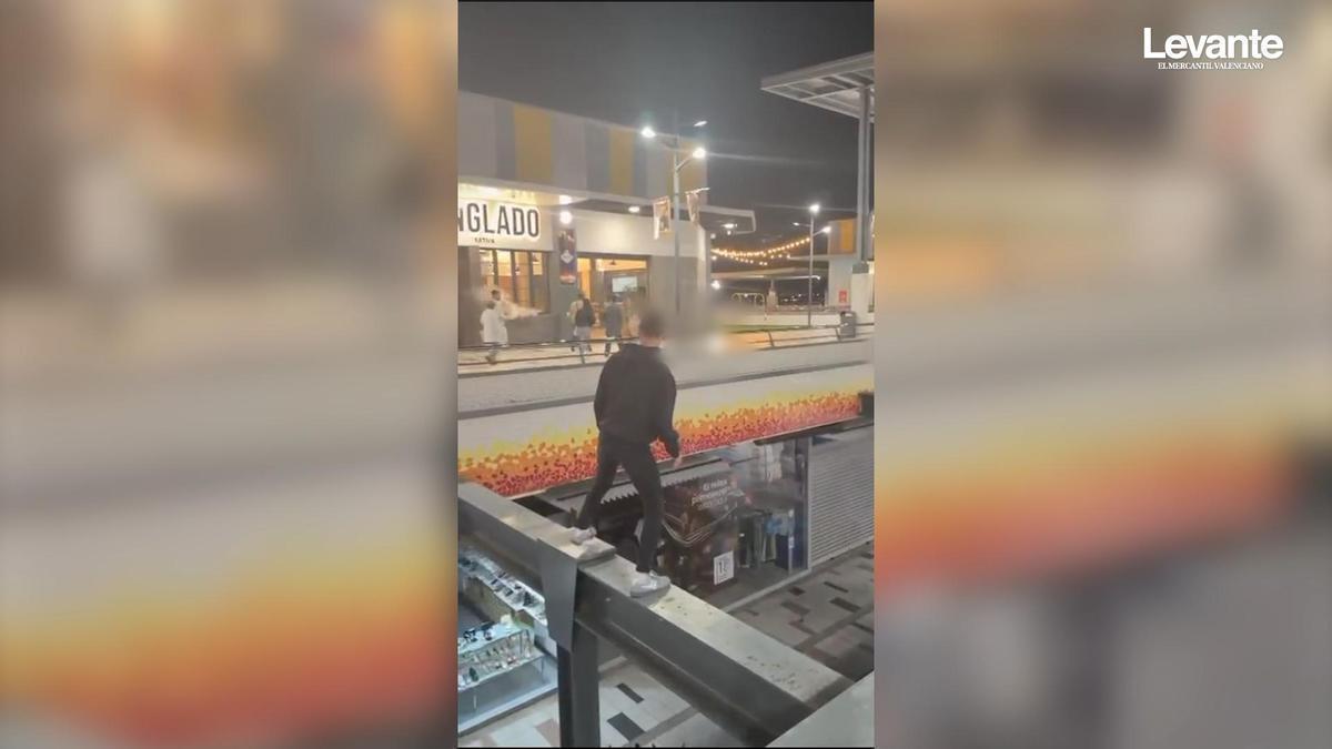 Los jóvenes imprudentes que se han grabado cruzando unas vigas a gran altura en el centro comercial de Xàtiva
