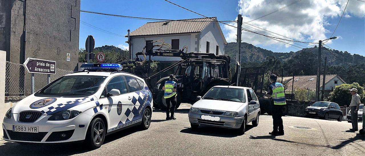 Uno de los controles establecidos por la Policia Local, en el acceso a Areacova, para impedir el paso a usuarios no autorizados.   | // G.NÚÑEZ