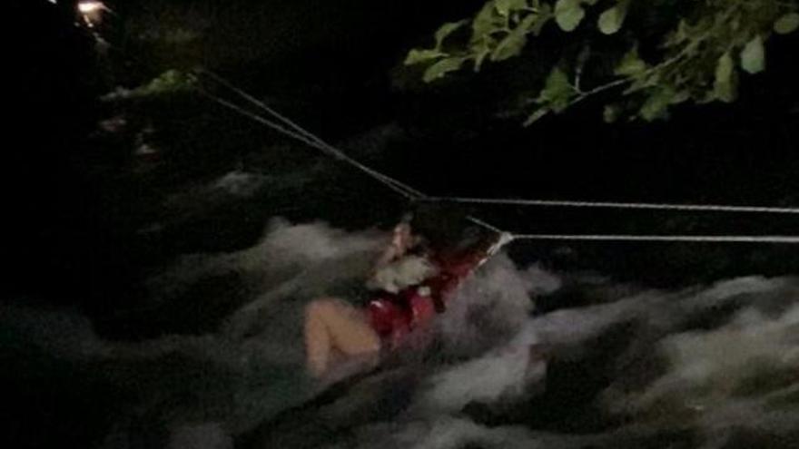 Los bomberos de Córdoba rescatan a dos jóvenes atrapadas en el río Guadiato