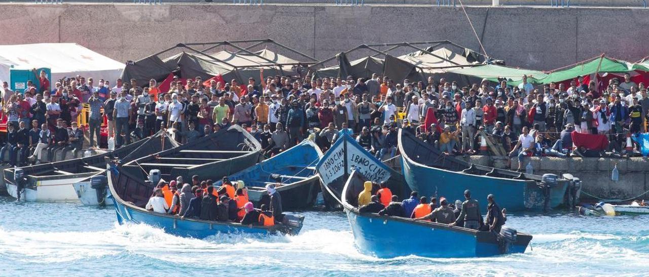 Dos pateras llegan al muelle de Arguineguín, atestado de migrantes, en noviembre de 2020.