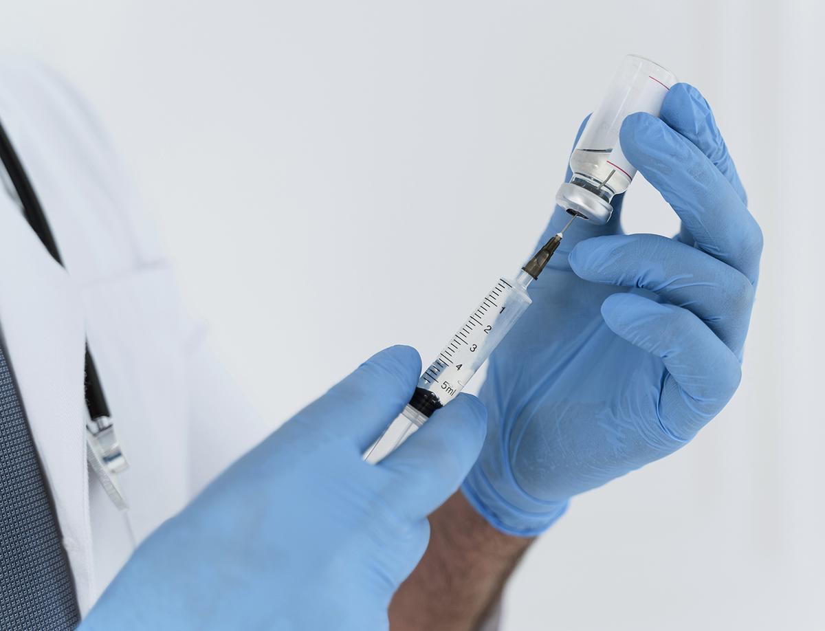 Un sanitatio prepara un vial de vacuna