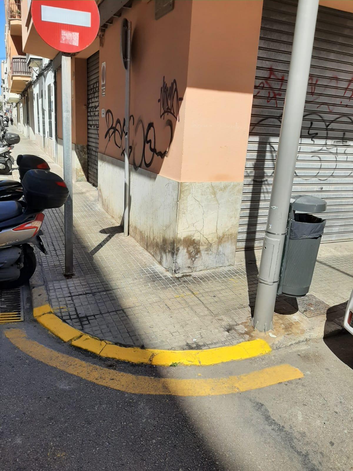 Los bordillos de piedra viva, embadurnados de pintura amarilla en la zona de la plaza de toros de Palma Los bordillos de piedra viva, embadurnados de pintura amarilla en la zona de la plaza de toros de Palma
