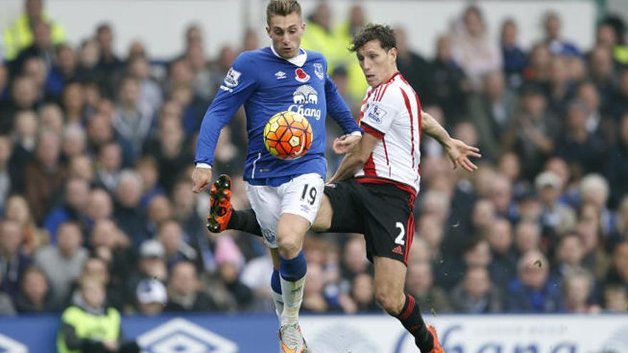 Deulofeu conduce el balón ante Billy Jones, del Sunderland.