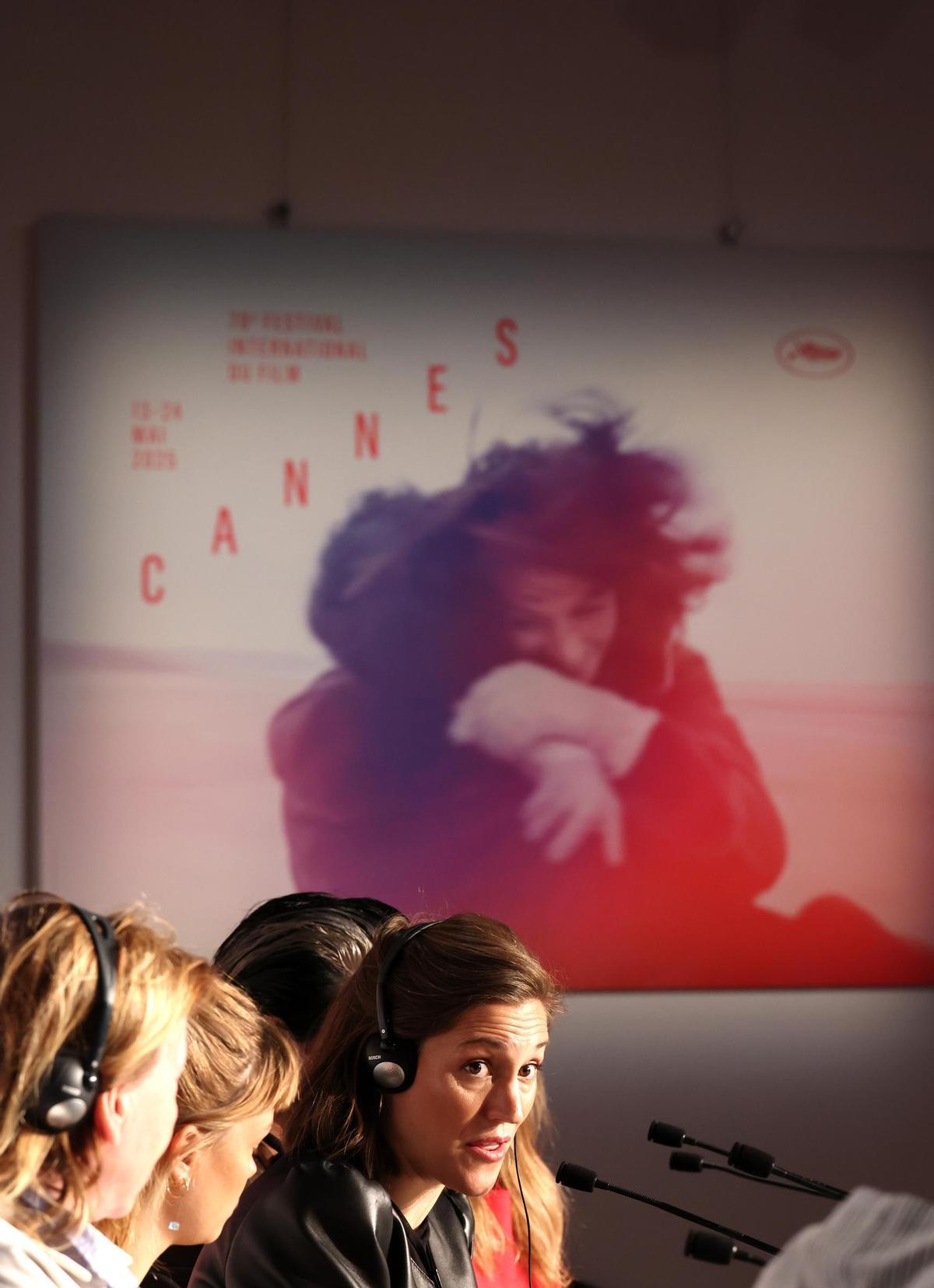 Carla Simón y el equipo de Romería posan en Cannes