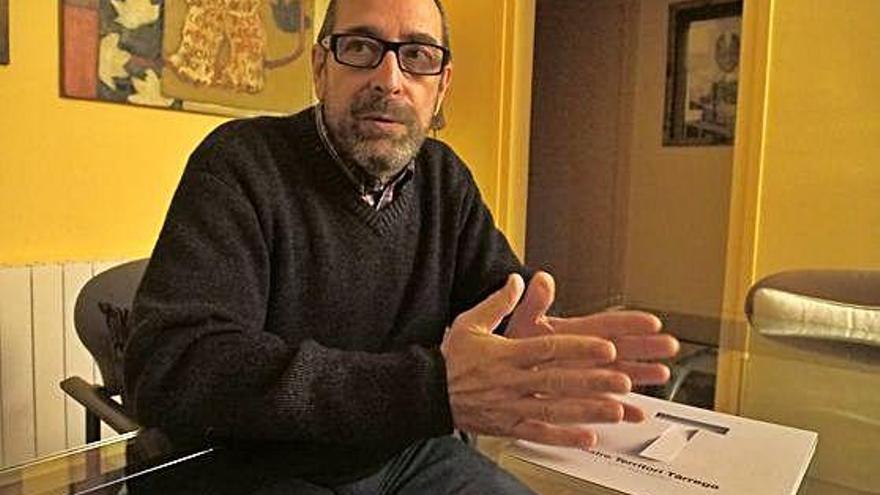 El fotògraf igualadí amb el llibre editat per l&#039;Ajuntament de Tàrrega amb el suport de la Diputació i l&#039;IEI