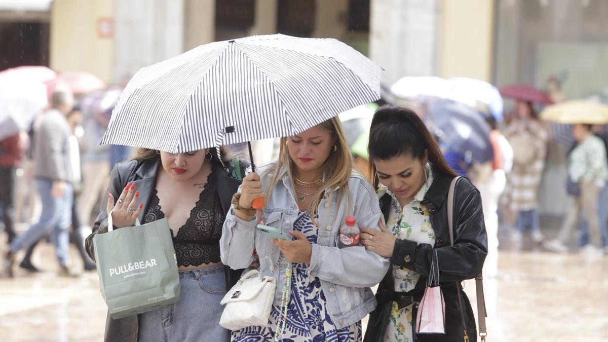 La tormenta sorprende a muchos malagueños este miércoles, a pesar de la previsión