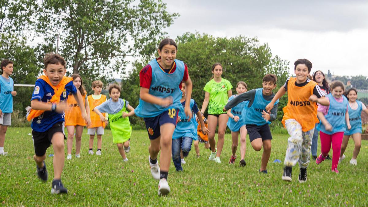 Niños disfrutando de una edición anterior de «The Summer Treehouse Club».