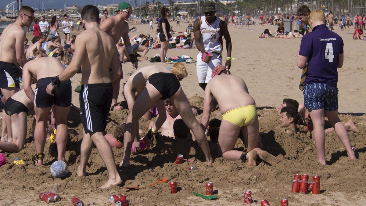 Jóvenes en la playa en el Saloufest