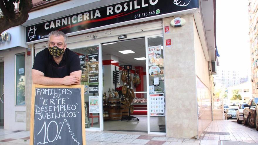 Francisco Javier García Campos, frente a su carnicería de Nueva Málaga.