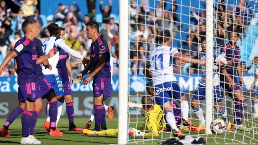 Momento del gol en propia puerta de Darío Poveda que abrió el marcador para el Real Zaragoza. | ÁNGEL DE CASTRO/EPA