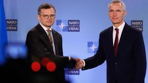 El ministro de Exteriores ucraniano, Dmitro Kuleba, y el secretario general de la OTAN, Jens Stoltenberg.