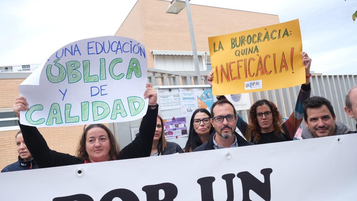 Padres de alumnos ante uno de los colegios de la playa con barracones