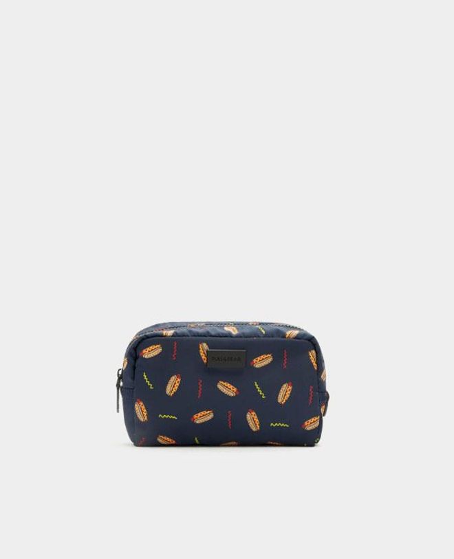 Neceser con estampado de perritos calientes de Pull & Bear