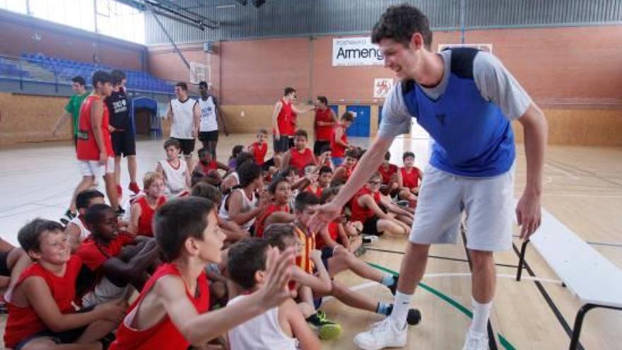 Oriol Paulí, saludant els nens i nenes del TecniSalt Basket.